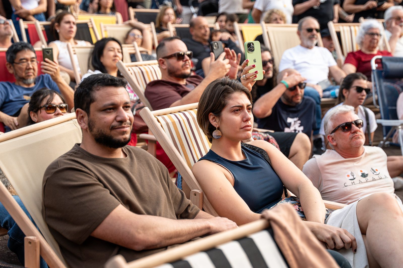 Público sorrindo e curtindo o festival